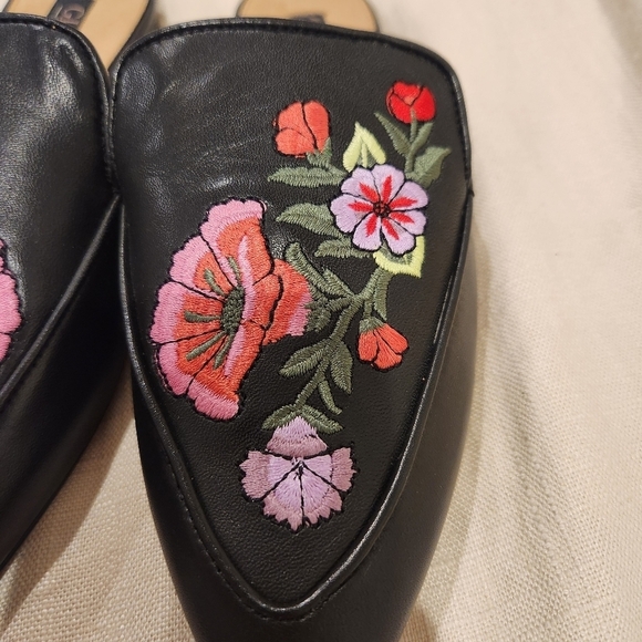 G.I.L.I black leather embroidered Mule womens size 5 EUC - Picture 6 of 6